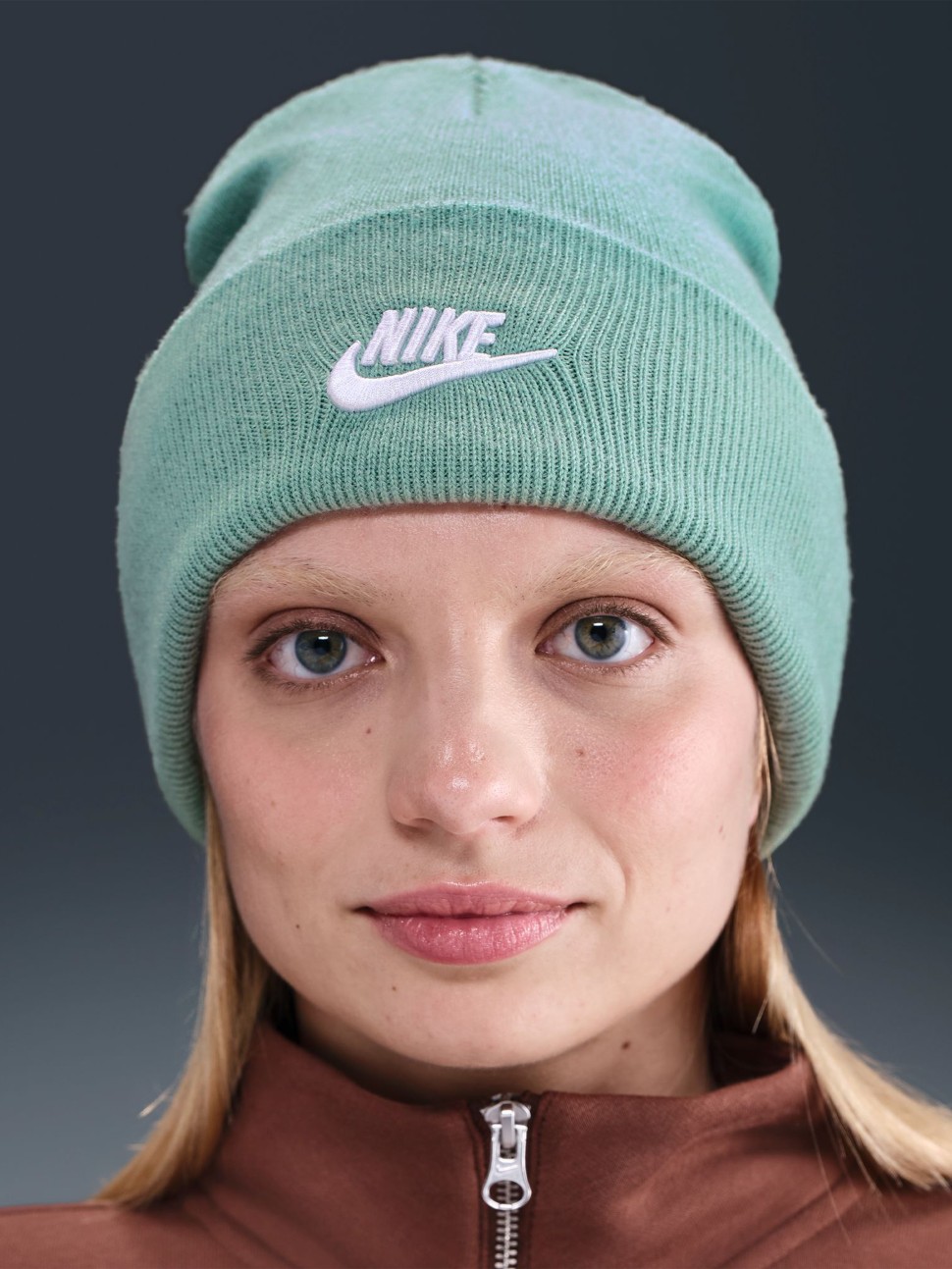 Шапка Nike U NK PEAK BEANIE TC FUT F24 L бирюзовая HF0186-017 — фото 3 — Sport City Шапка Nike U NK PEAK BEANIE TC FUT F24 L бирюзовая HF0186-017 — фото 3