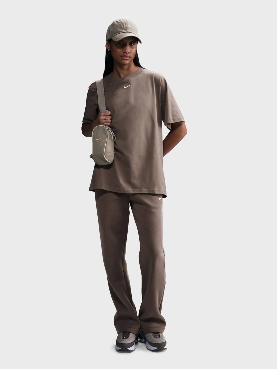 Футболка жіноча Nike W NSW TEE ESSNTL LBR коричнева FD4149-233 — фото 2
