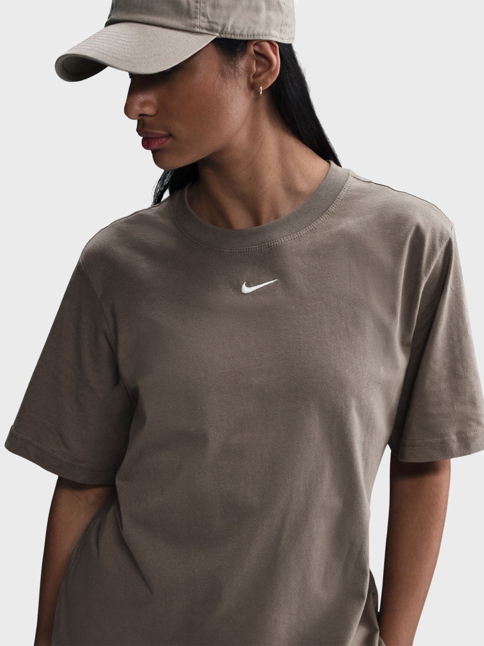Футболка жіноча Nike W NSW TEE ESSNTL LBR коричнева FD4149-233 — фото 4