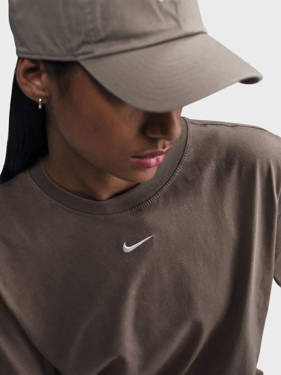 Футболка жіноча Nike W NSW TEE ESSNTL LBR коричнева FD4149-233 — фото 6