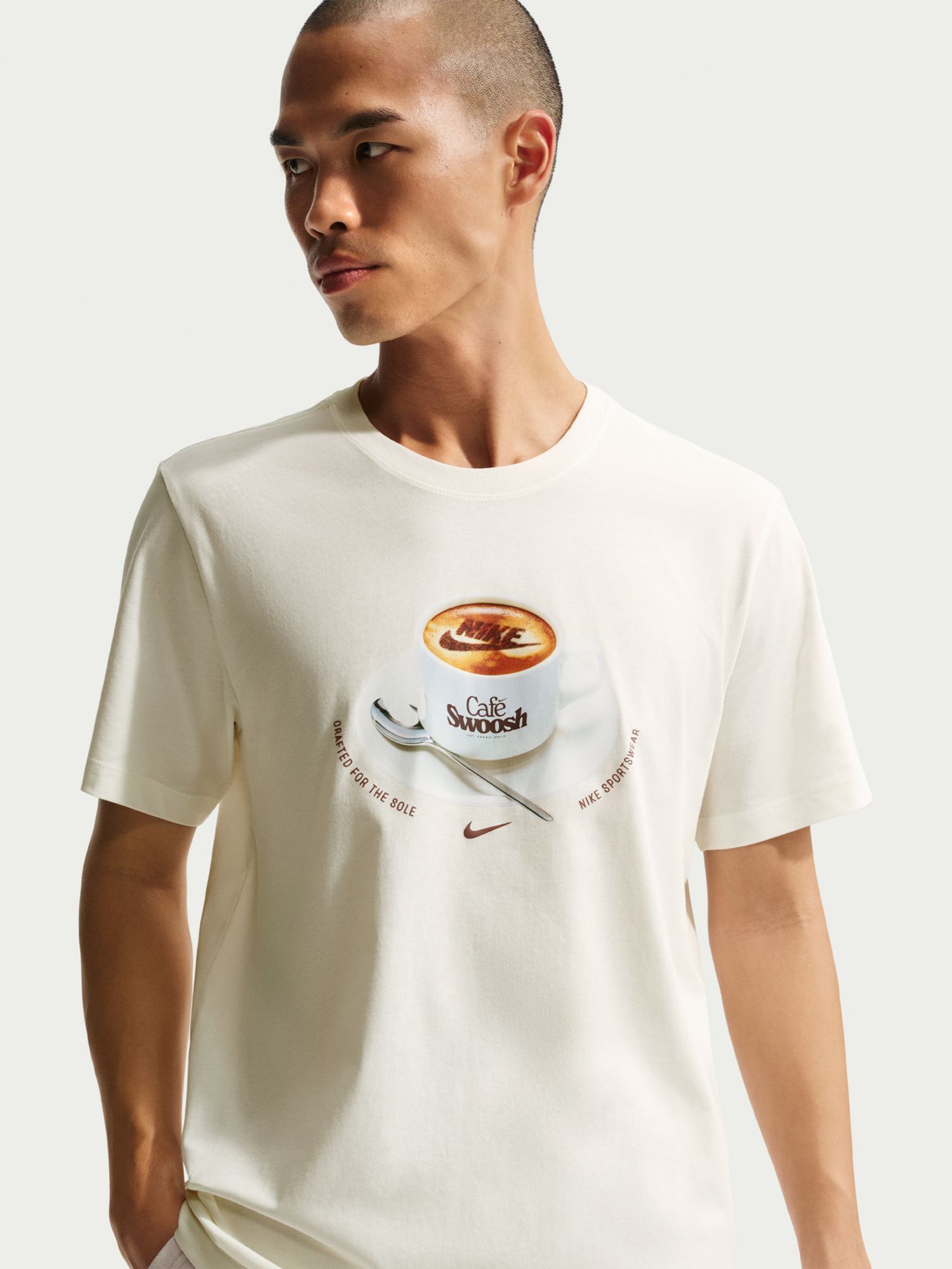 Футболка мужская Nike U NSW TEE STD CAFE SWOOSH MUG бежевая IH1159-133 изображение 3