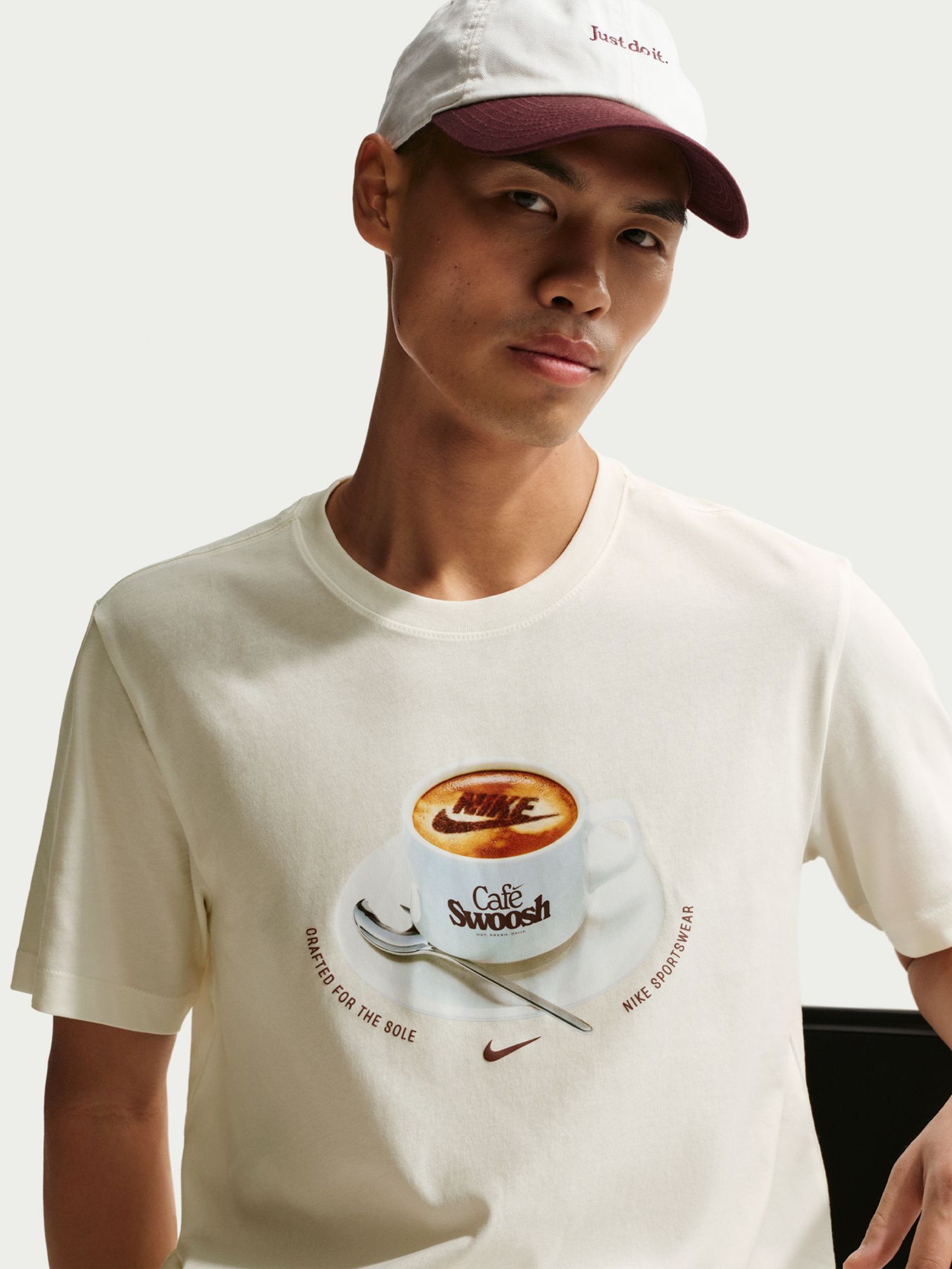 Футболка мужская Nike U NSW TEE STD CAFE SWOOSH MUG бежевая IH1159-133 изображение 5