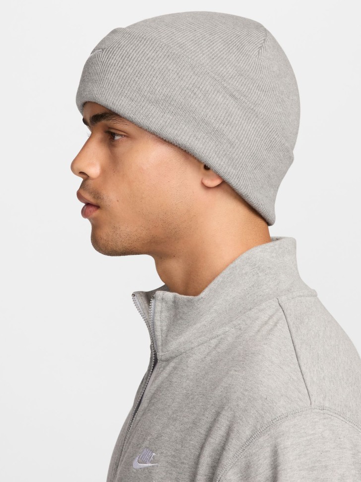 Шапка  Nike U NK PEAK BEANIE TC SWSH F24 L темно-серая HF0187-063 изображение 4 Шапка  Nike U NK PEAK BEANIE TC SWSH F24 L темно-серая HF0187-063 изображение 4