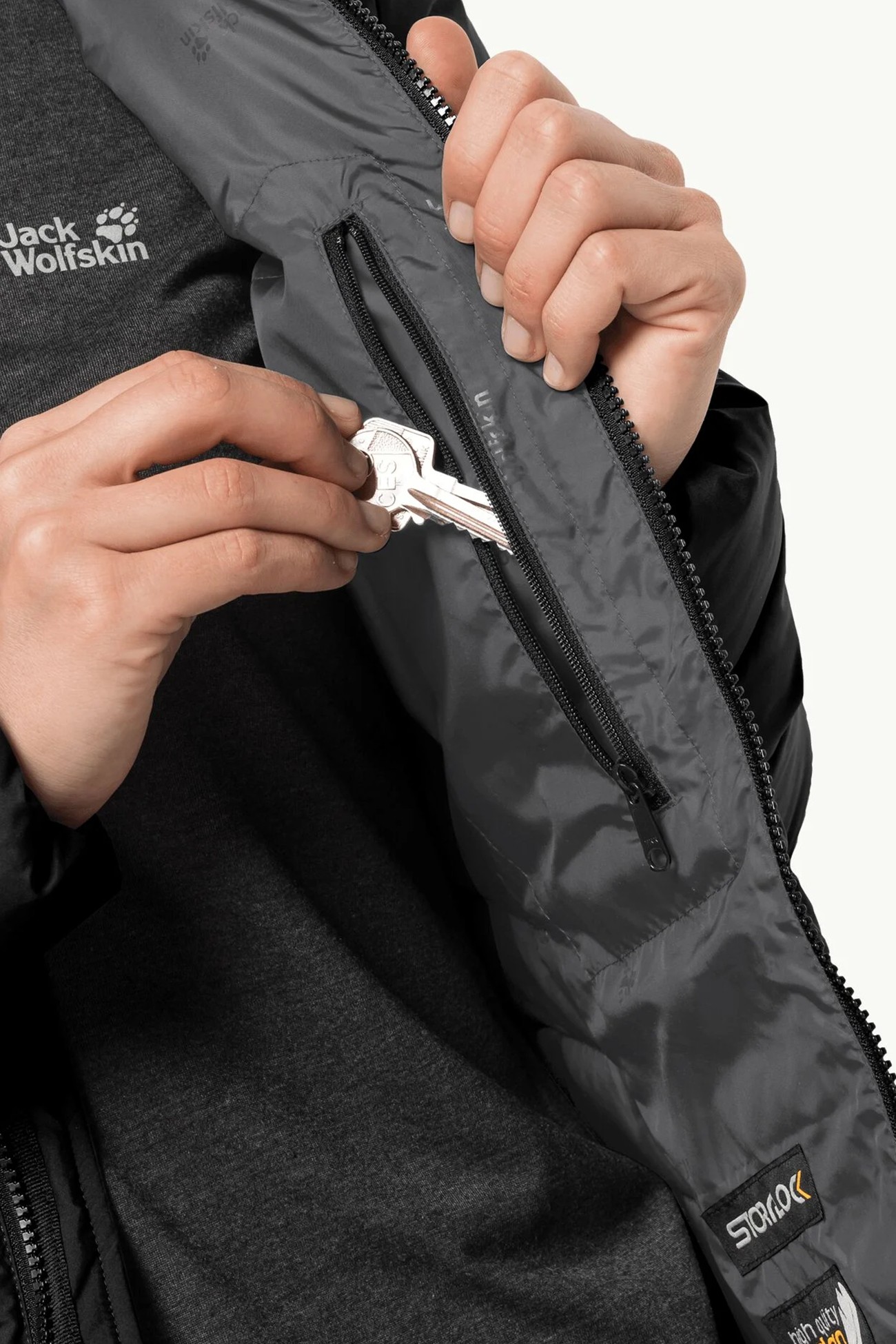 Полупальто пуховое женское Jack Wolfskin черное 1202081-6000 изображение 6