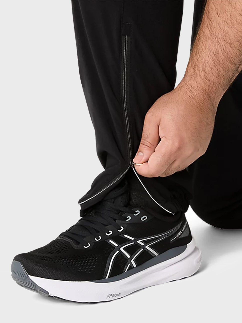 Штани чоловічі Asics CORE WOVEN PANT чорні 2011D224-001 — фото 7