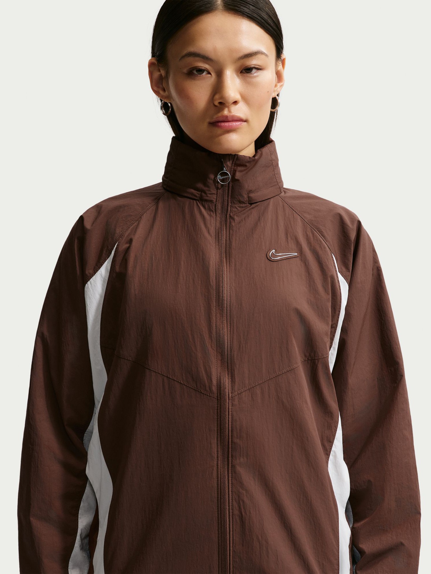 Вітрівка жіноча Nike W NSW WVN JACKET GLS коричнева IO1300-216 изображение 3