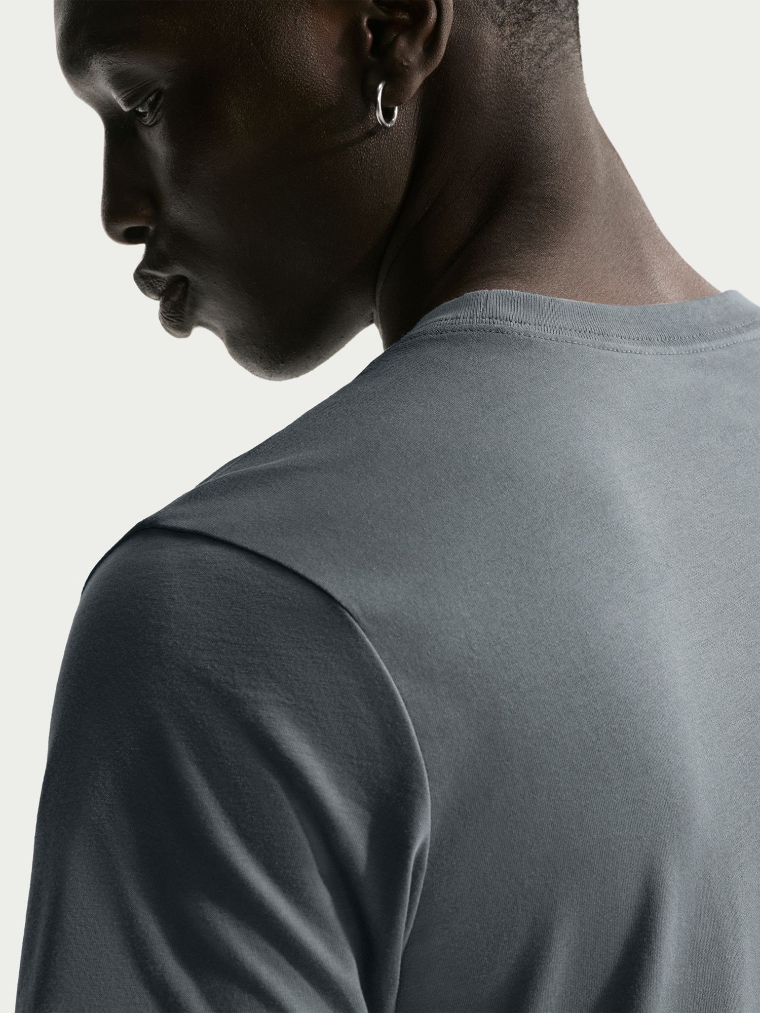 Футболка мужская Nike U NSW TEE STD AIR PATCH серая IO9514-084 изображение 3