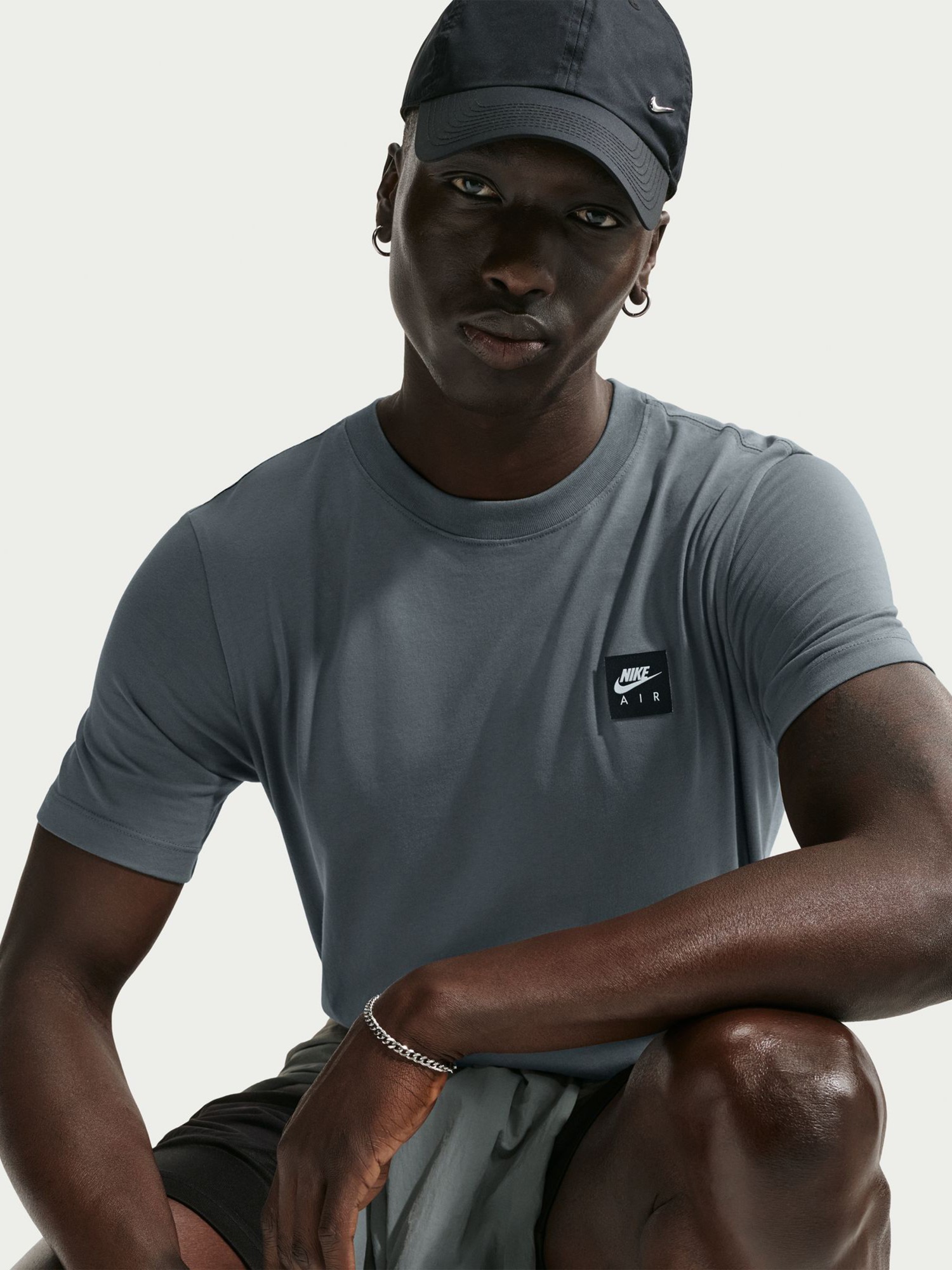 Футболка мужская Nike U NSW TEE STD AIR PATCH серая IO9514-084 изображение 4