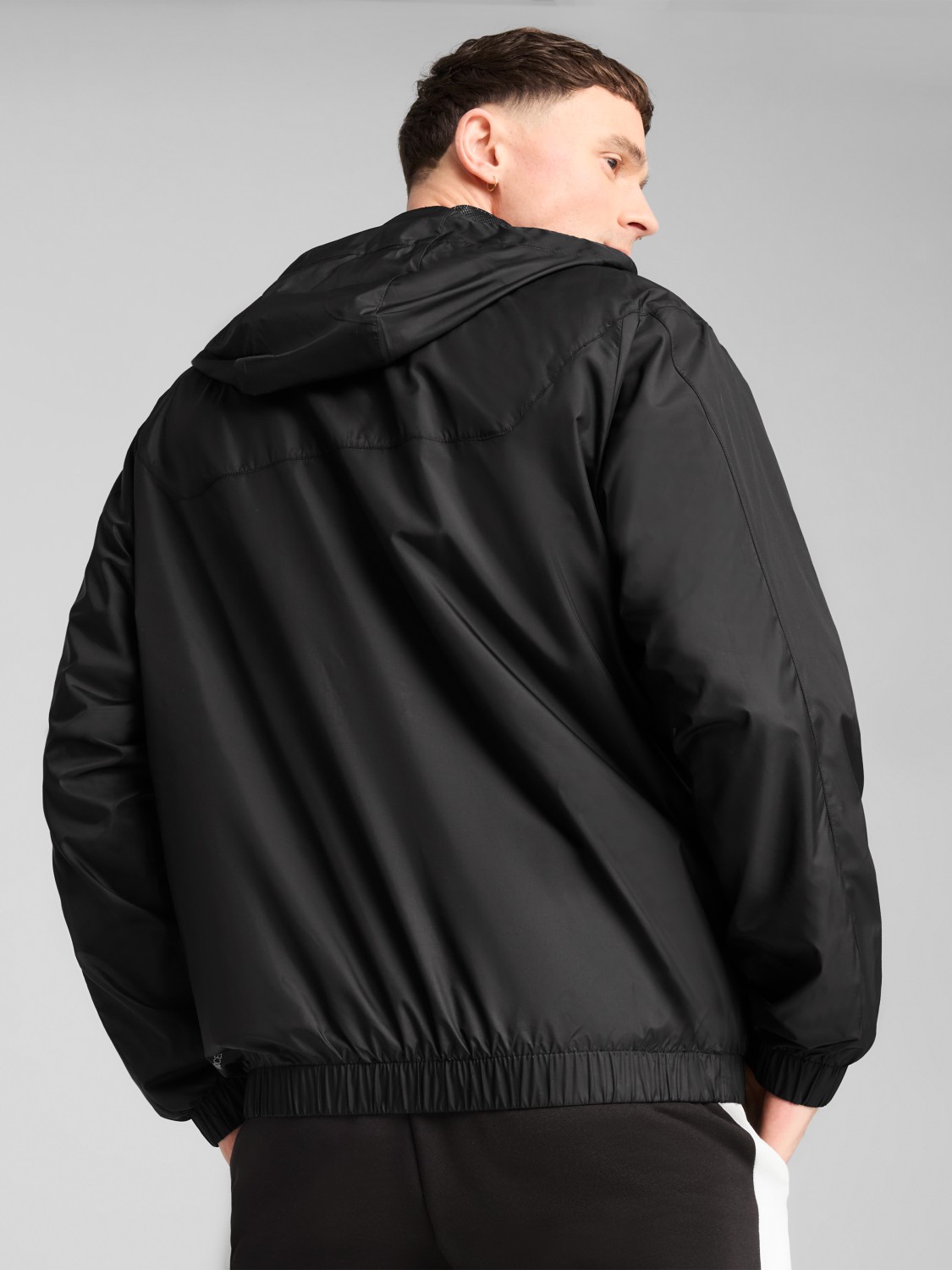 Ветровка мужская Puma ESS Relaxed Windbreaker черная 68462601 изображение 4