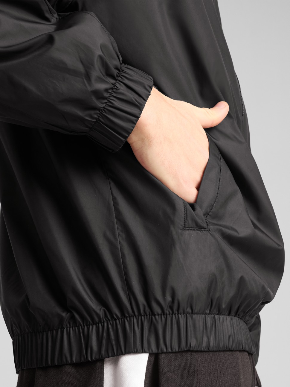 Вітрівка чоловіча Puma ESS Relaxed Windbreaker чорна 68462601 — фото 5