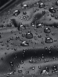 Куртка женская Under Armour LW INSULATE JACKET черная 1389183-001 изображение 5