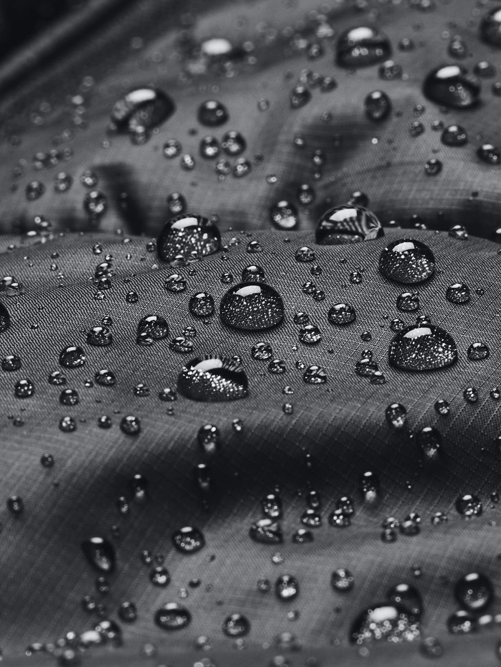 Куртка женская Under Armour LW INSULATE JACKET черная 1389183-001 изображение 5