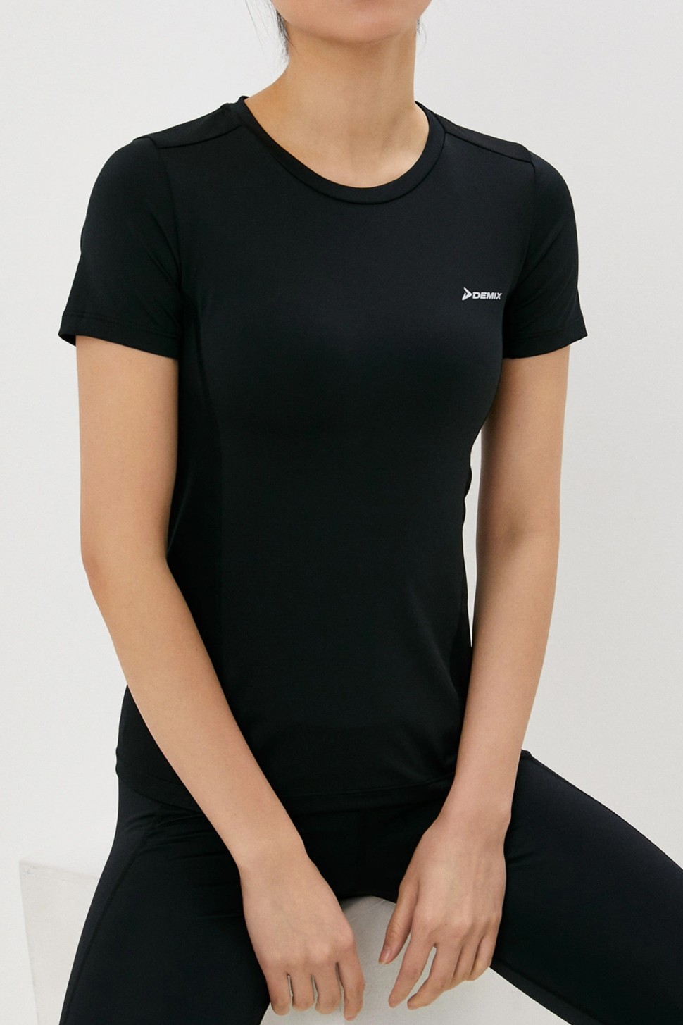 Футболка женская Demix T-shirt черная 113229-99 — фото 2
