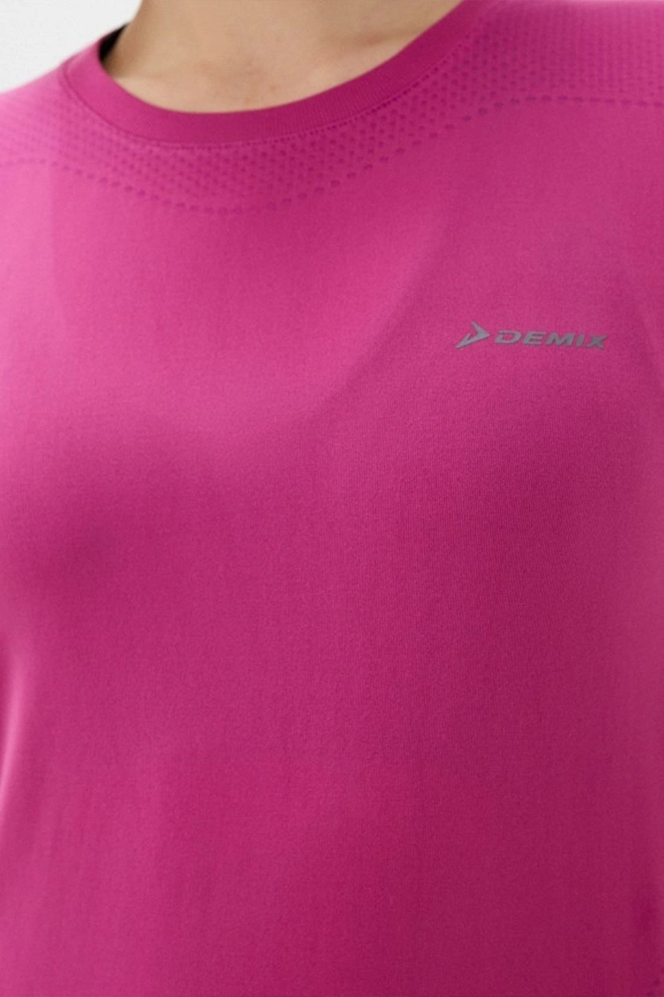 Футболка женская Demix T-shirt сиреневая 113229-V1 — фото 4 — Sport City Футболка женская Demix T-shirt сиреневая 113229-V1 — фото 4