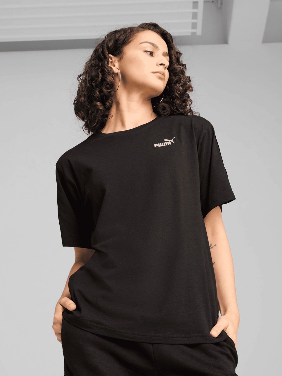 Футболка жіноча Puma TAPE Relaxed Tee чорна 68500901 — фото 2
