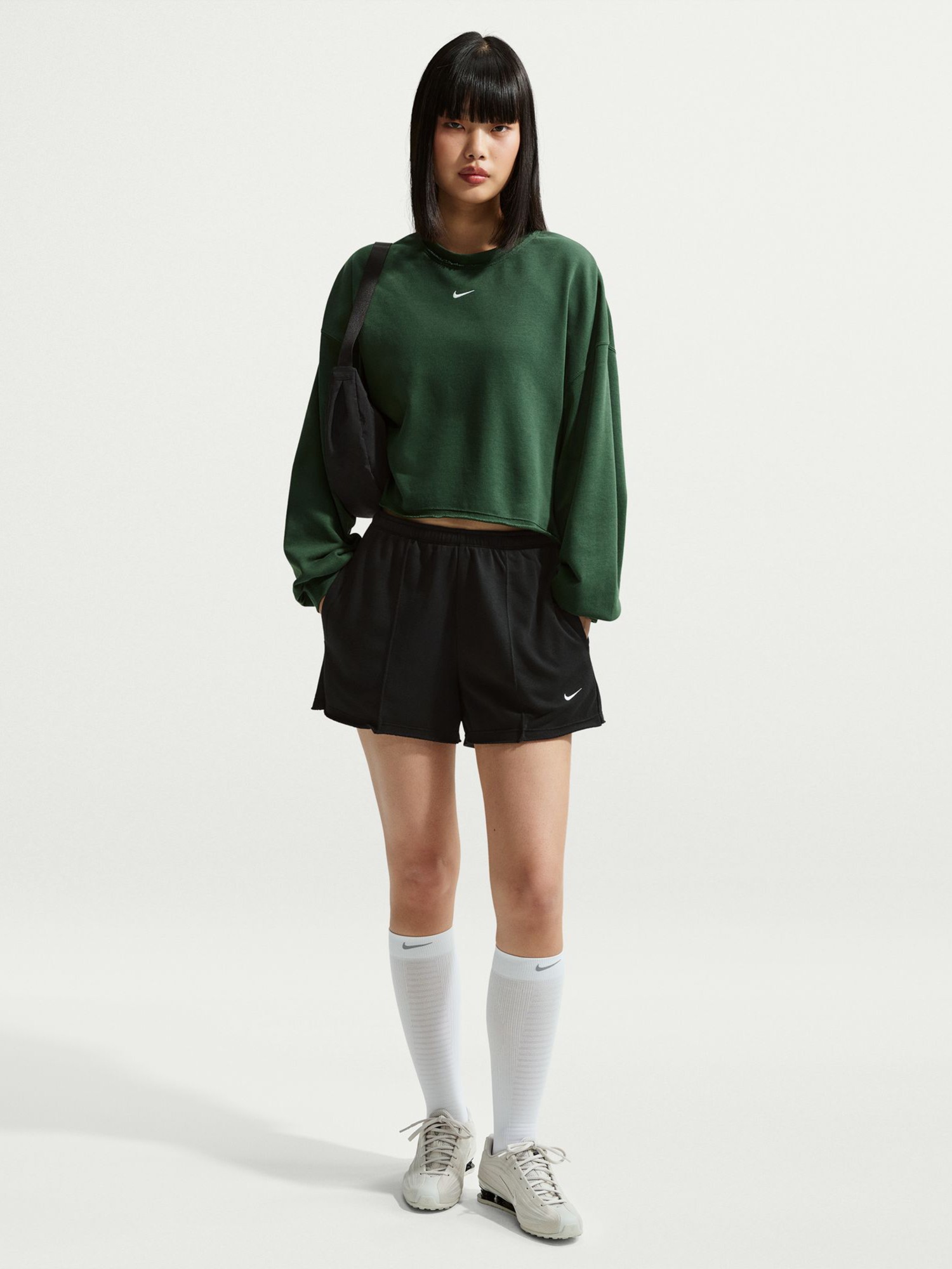 Шорты женские Nike W NSW OFFLN CHLL FT SHORT черные II3980-010 изображение 2
