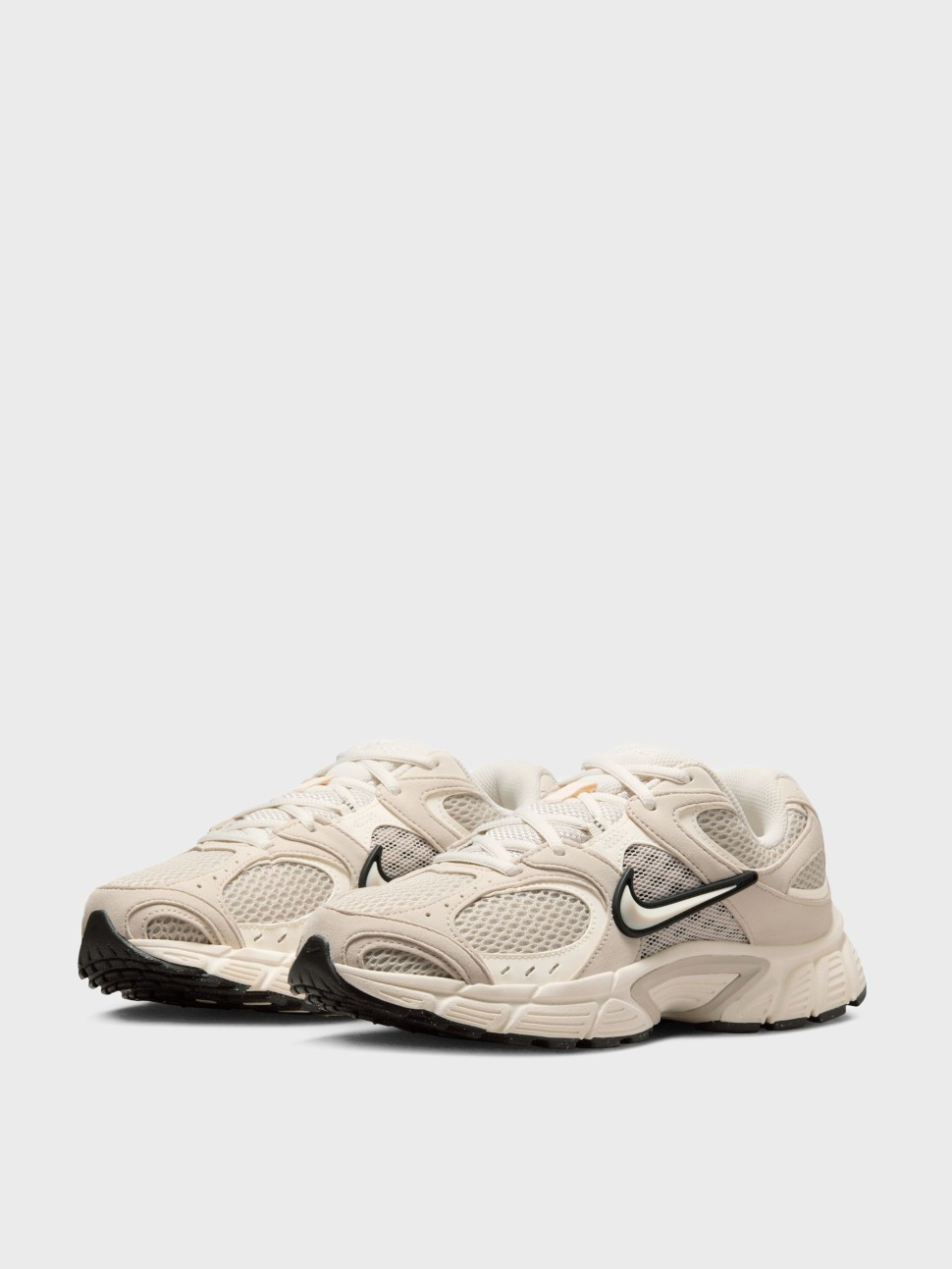 Кросівки жіночі Nike W V5 RNR SUEDE кремові II6294-100 — фото 3 — Sport City Кросівки жіночі Nike W V5 RNR SUEDE кремові II6294-100 — фото 3