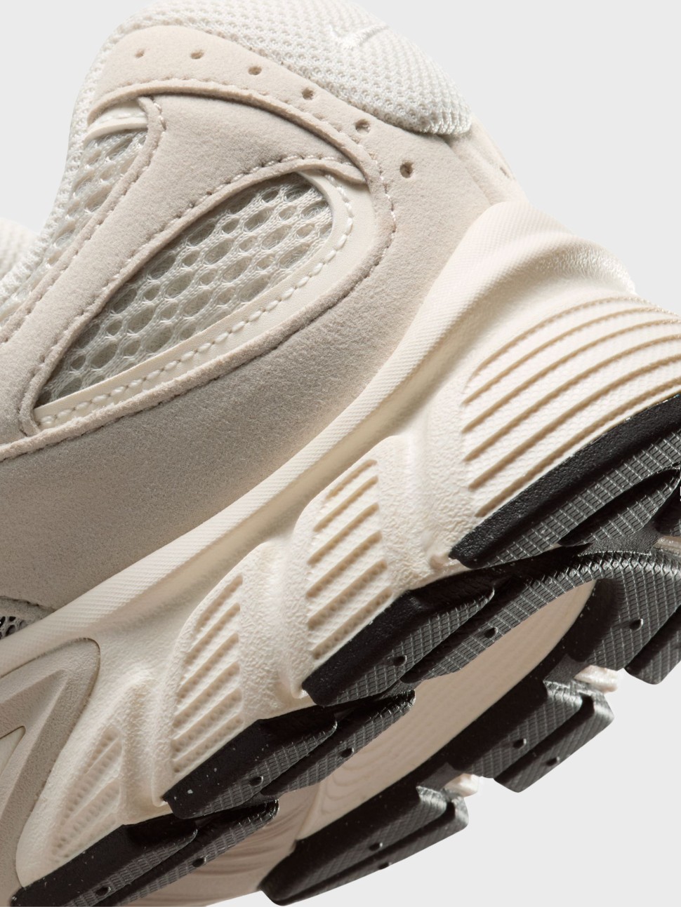 Кросівки жіночі Nike W V5 RNR SUEDE кремові II6294-100 — фото 5 — Sport City Кросівки жіночі Nike W V5 RNR SUEDE кремові II6294-100 — фото 5