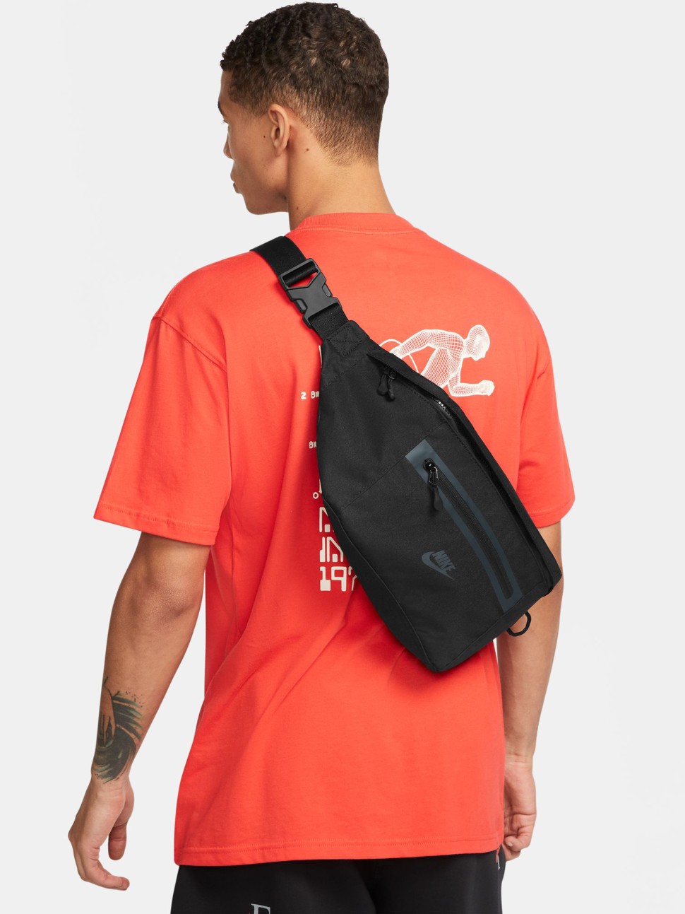 Сумка Nike NK ELMNTL PRM WAISTPACK черная DN2556-010 — фото 7 — Sport City Сумка Nike NK ELMNTL PRM WAISTPACK черная DN2556-010 — фото 7