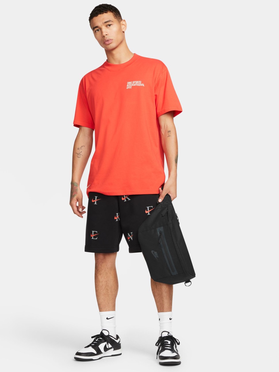 Сумка Nike NK ELMNTL PRM WAISTPACK черная DN2556-010 — фото 8 — Sport City Сумка Nike NK ELMNTL PRM WAISTPACK черная DN2556-010 — фото 8
