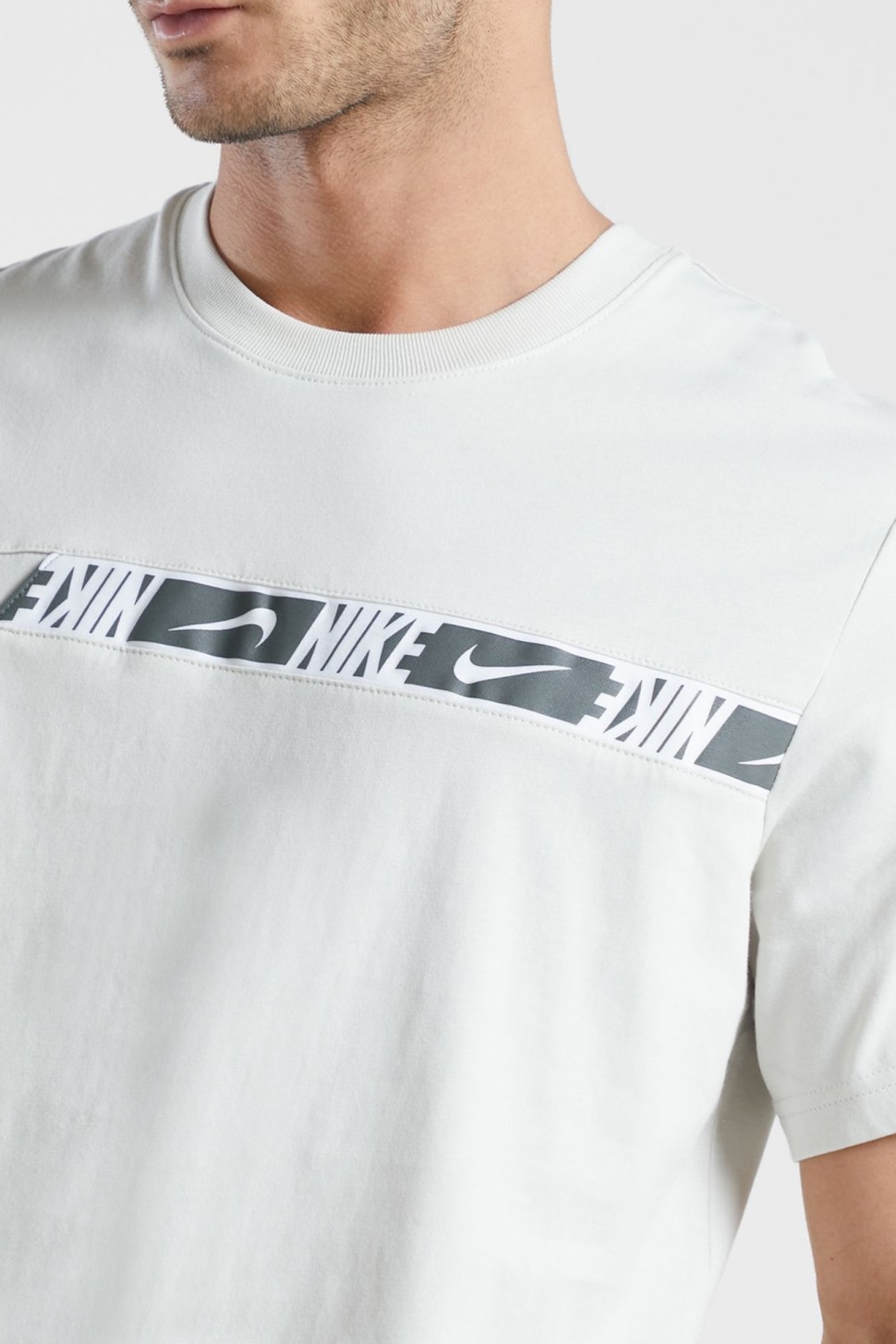 Футболка мужская Nike M Nsw Repeat Ss Top бежевая DM4675-072 — фото 4 — Sport City Футболка мужская Nike M Nsw Repeat Ss Top бежевая DM4675-072 — фото 4