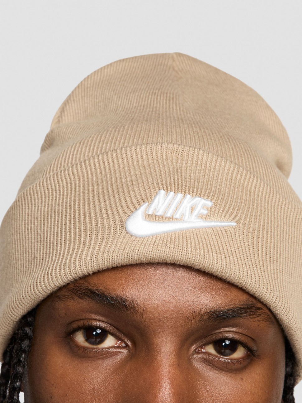 Шапка Nike U NK PEAK BEANIE TC FUT F24 L бежевая HF0186-247 — фото 2 — Sport City Шапка Nike U NK PEAK BEANIE TC FUT F24 L бежевая HF0186-247 — фото 2