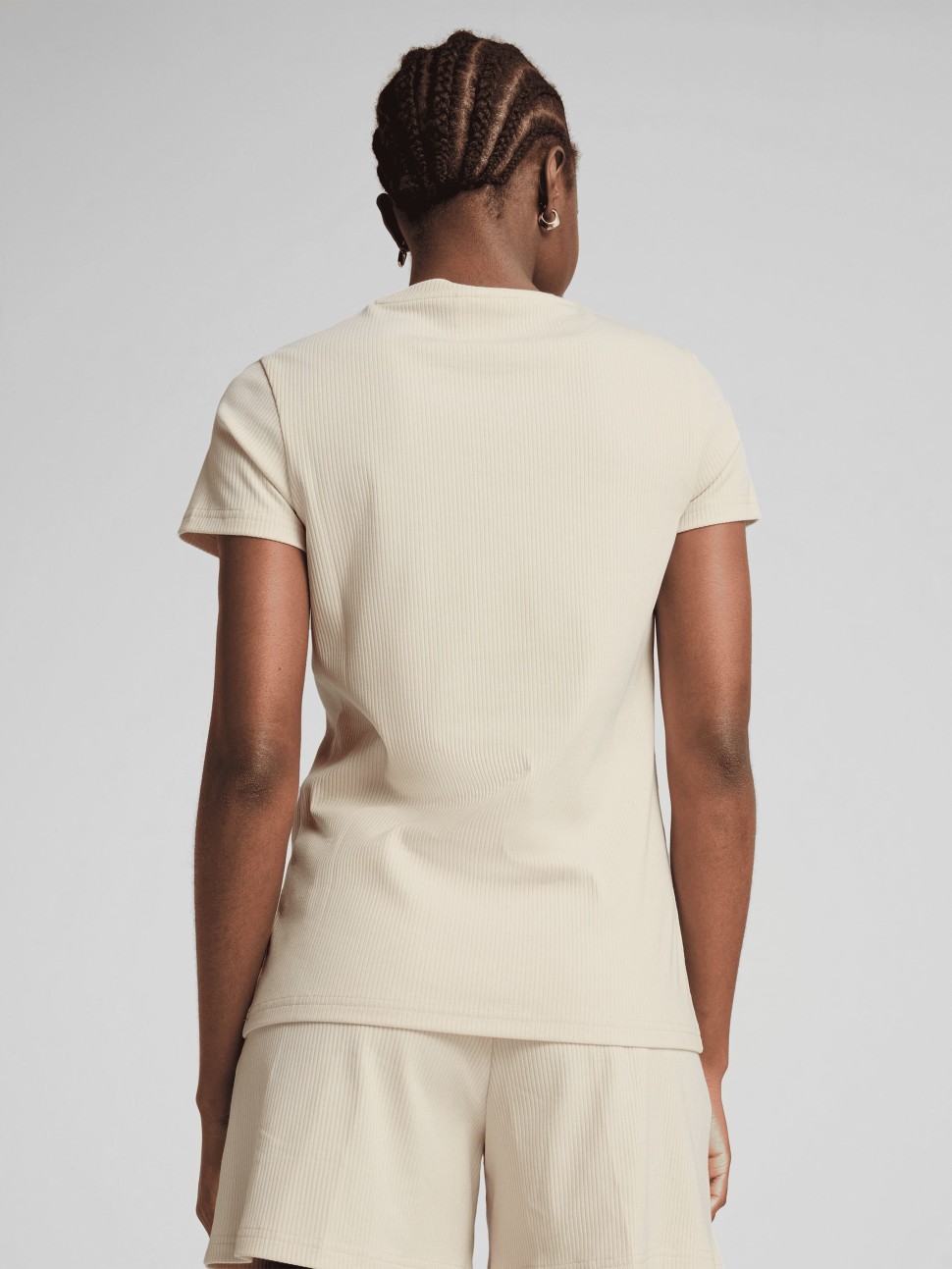 Футболка жіноча Puma ESS ELEVATED Tee бежева 68502187 — фото 3