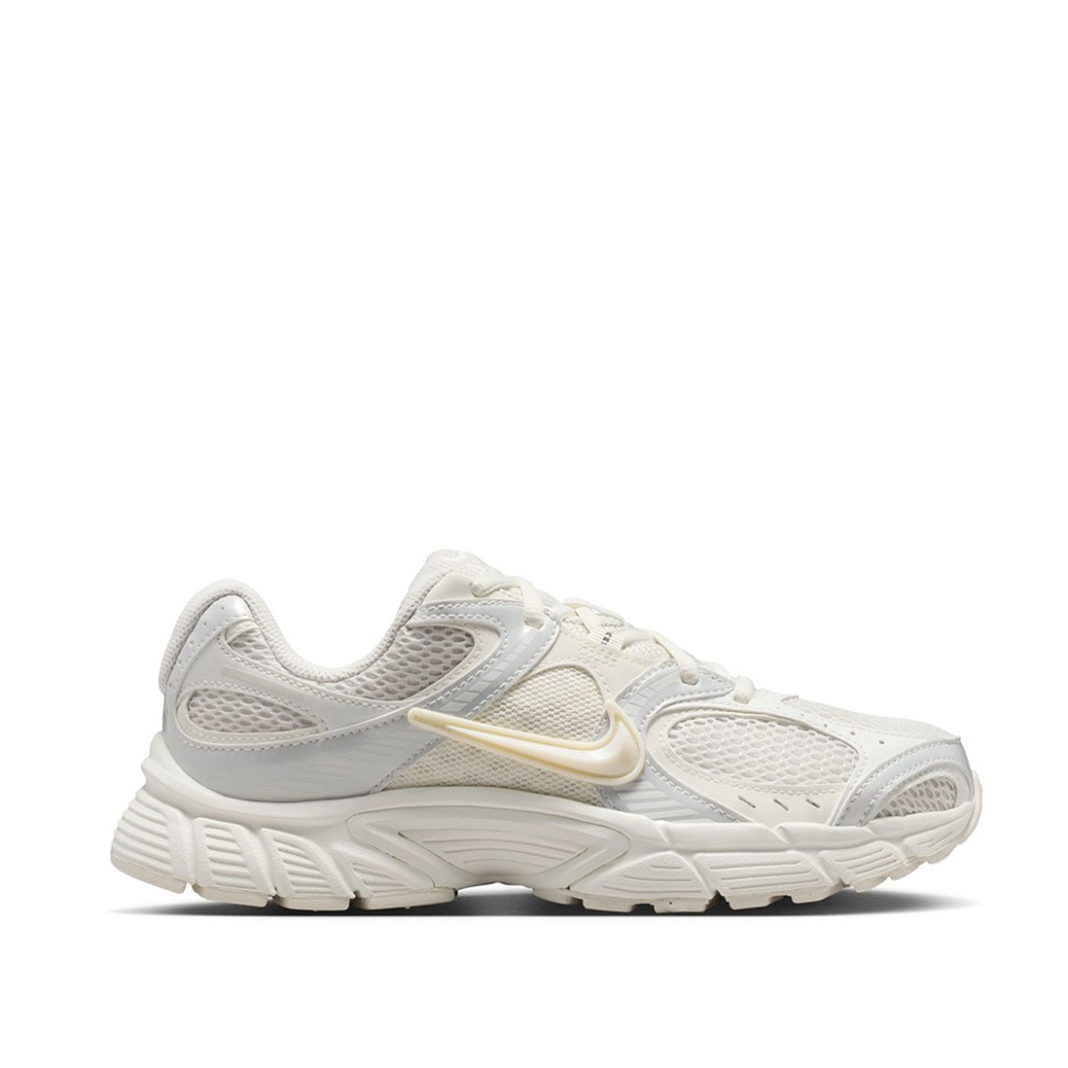 Кросівки жіночі Nike W V5 RNR SIB молочні IQ0276-030 — Sport City Кросівки жіночі Nike W V5 RNR SIB молочні IQ0276-030