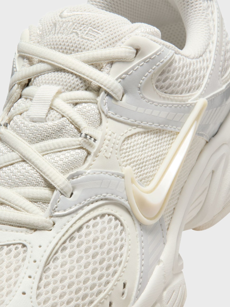 Кросівки жіночі Nike W V5 RNR SIB молочні IQ0276-030 — фото 4 — Sport City Кросівки жіночі Nike W V5 RNR SIB молочні IQ0276-030 — фото 4