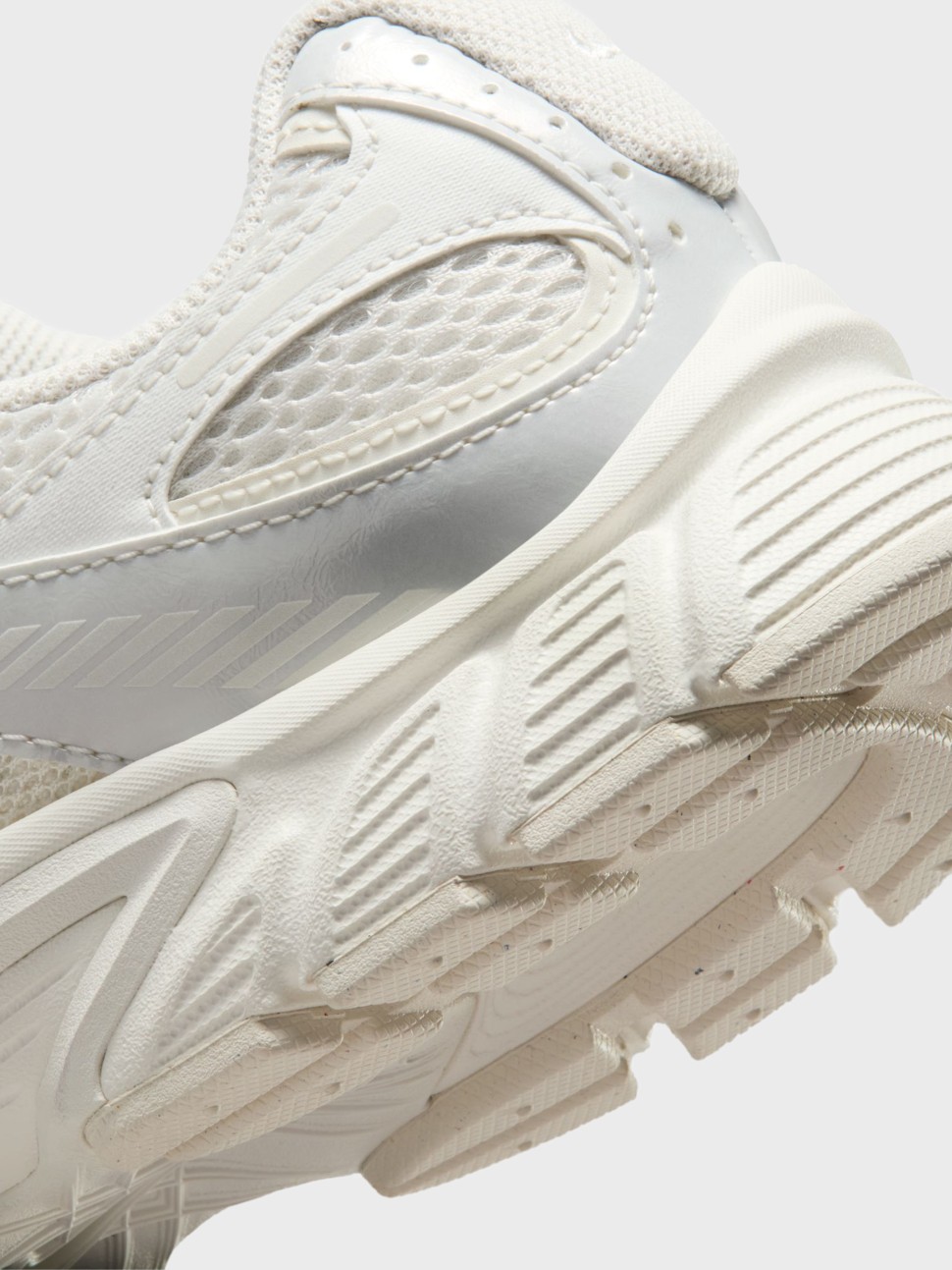Кросівки жіночі Nike W V5 RNR SIB молочні IQ0276-030 — фото 5 — Sport City Кросівки жіночі Nike W V5 RNR SIB молочні IQ0276-030 — фото 5