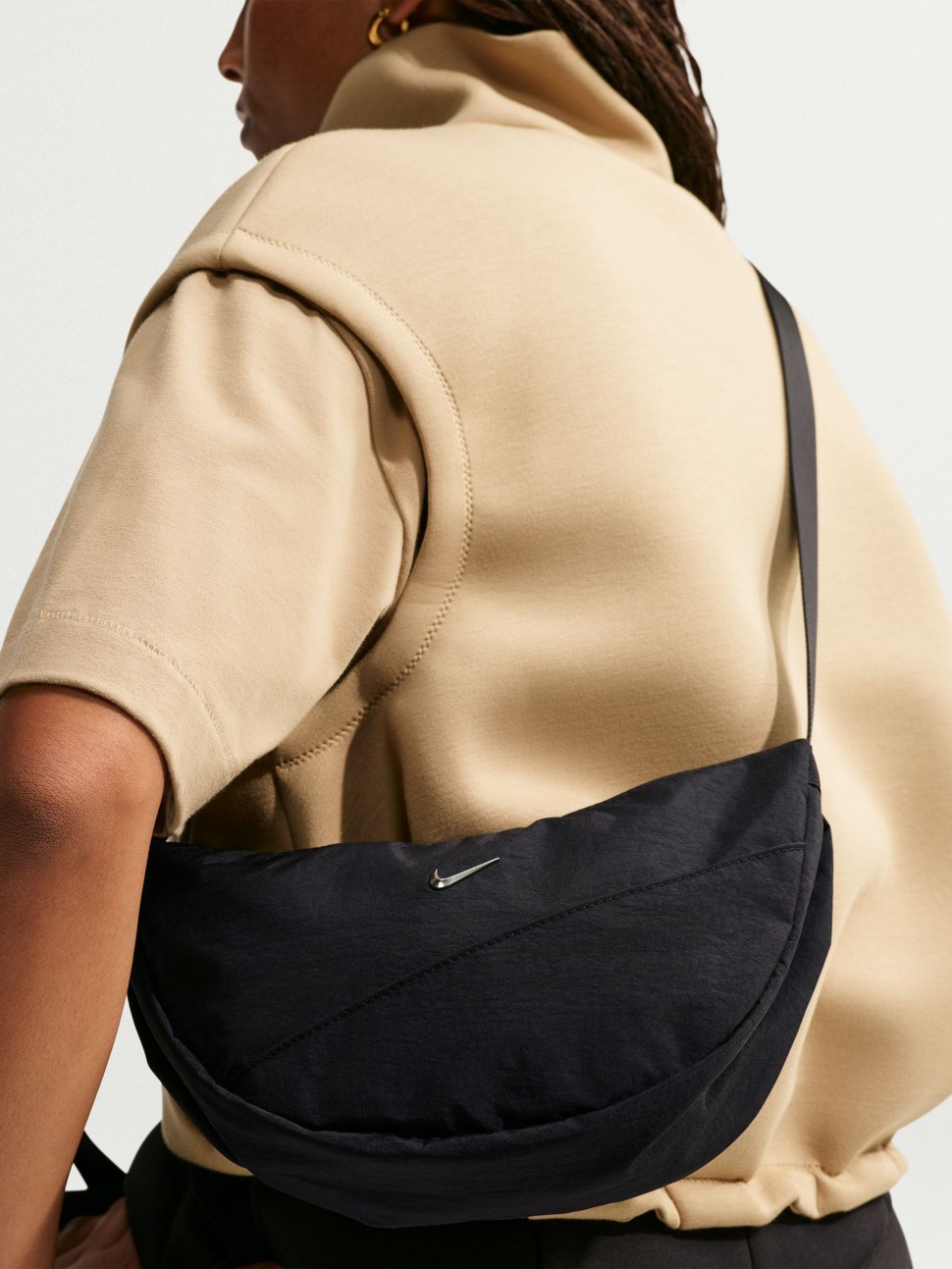 Сумка Nike NK AURA CRESCENT CROSSBODY черная HQ4370-013 — фото 5 — Sport City Сумка Nike NK AURA CRESCENT CROSSBODY черная HQ4370-013 — фото 5