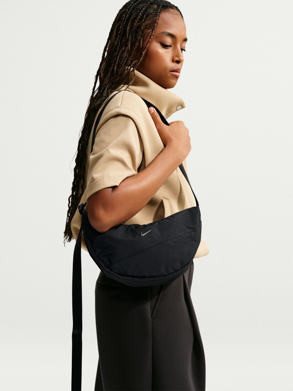 Сумка Nike NK AURA CRESCENT CROSSBODY черная HQ4370-013 — фото 6 — Sport City Сумка Nike NK AURA CRESCENT CROSSBODY черная HQ4370-013 — фото 6