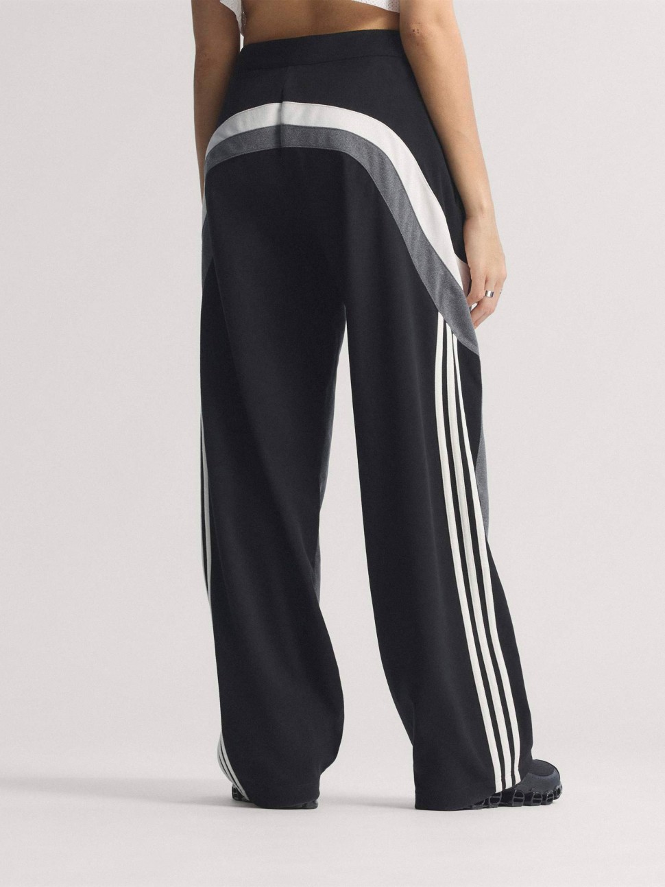 Штани жіночі Adidas TRACKPANT сірі JW7290 — фото 3