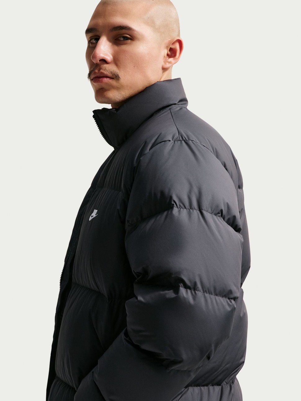 Куртка мужская Nike M NK TF CLUB PUFFER JACKET 650 черная IB2975-010 — фото 6 — Sport City Куртка мужская Nike M NK TF CLUB PUFFER JACKET 650 черная IB2975-010 — фото 6