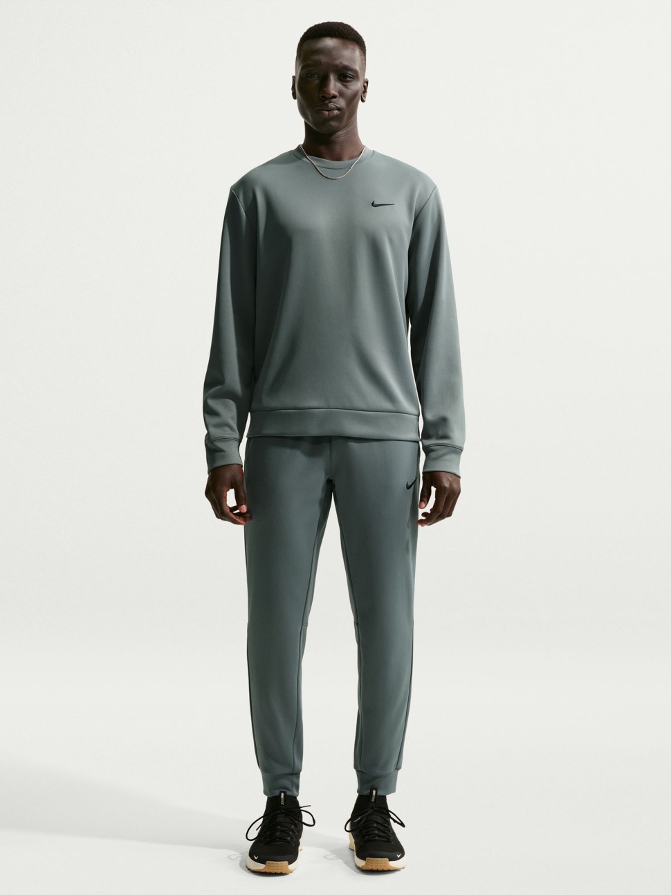 Брюки мужские Nike M NK DF UV FLEX FLC JOGGER серые IF2989-084 — фото 2 — Sport City Брюки мужские Nike M NK DF UV FLEX FLC JOGGER серые IF2989-084 — фото 2