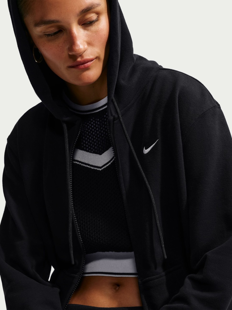 Толстовка жіноча Nike W NK STDO FLC LW STD FZ HDY чорна IM8114-001 — фото 4