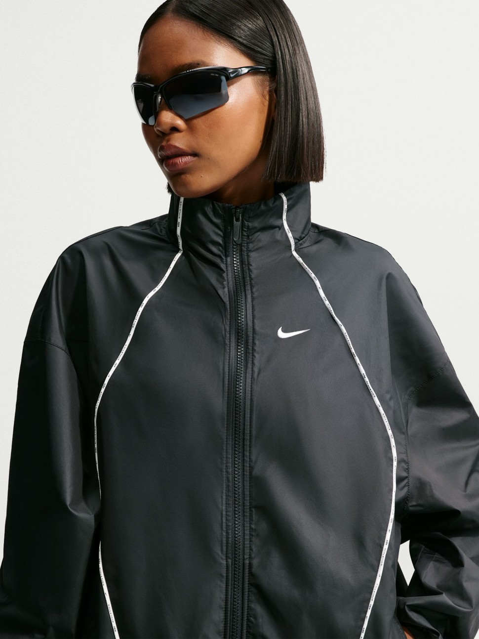 Ветровка женская Nike W NK ATH DEPT WATER REPEL WNDB черная IM8199-010 — фото 4 — Sport City Ветровка женская Nike W NK ATH DEPT WATER REPEL WNDB черная IM8199-010 — фото 4