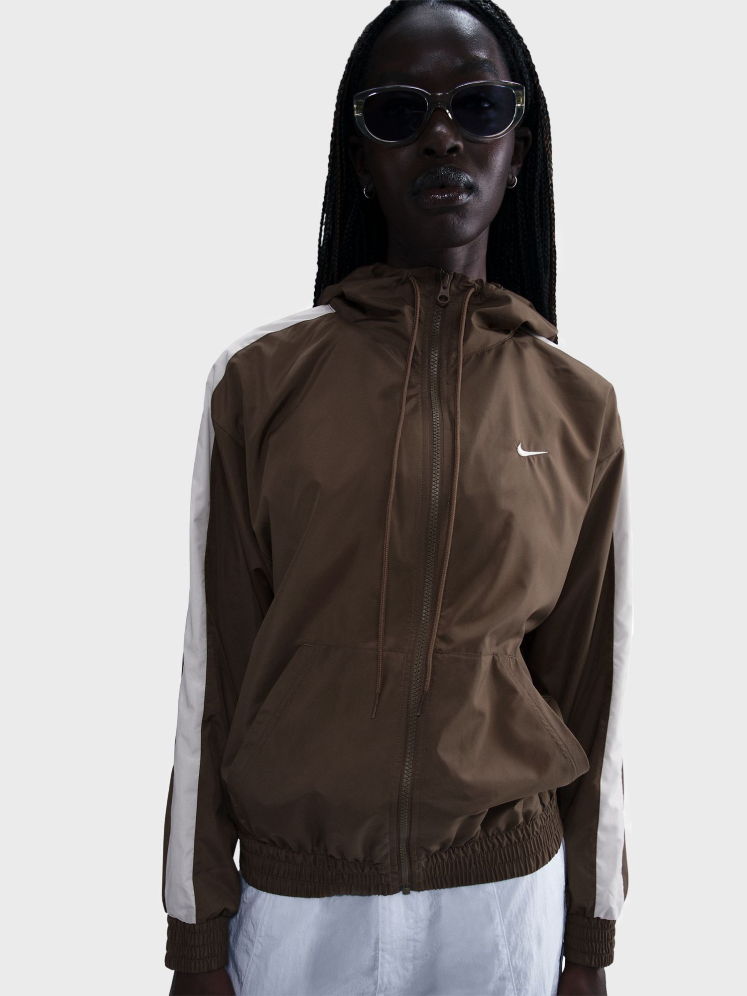 Толстовка жіноча Nike W NSW ESSNTL UV WVN JKT HD коричнева FV6298-004 изображение 2