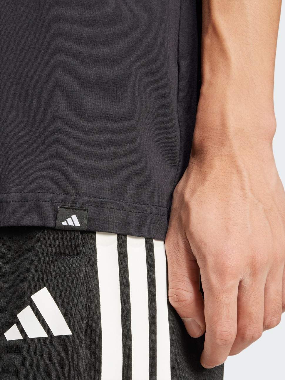 Футболка чоловіча Adidas M C HOT Q1 TEE чорна JI6787 — фото 6