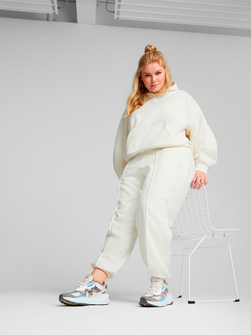 Штани жіночі Puma Classics Sweatpants бежеві 67175199 — фото 7