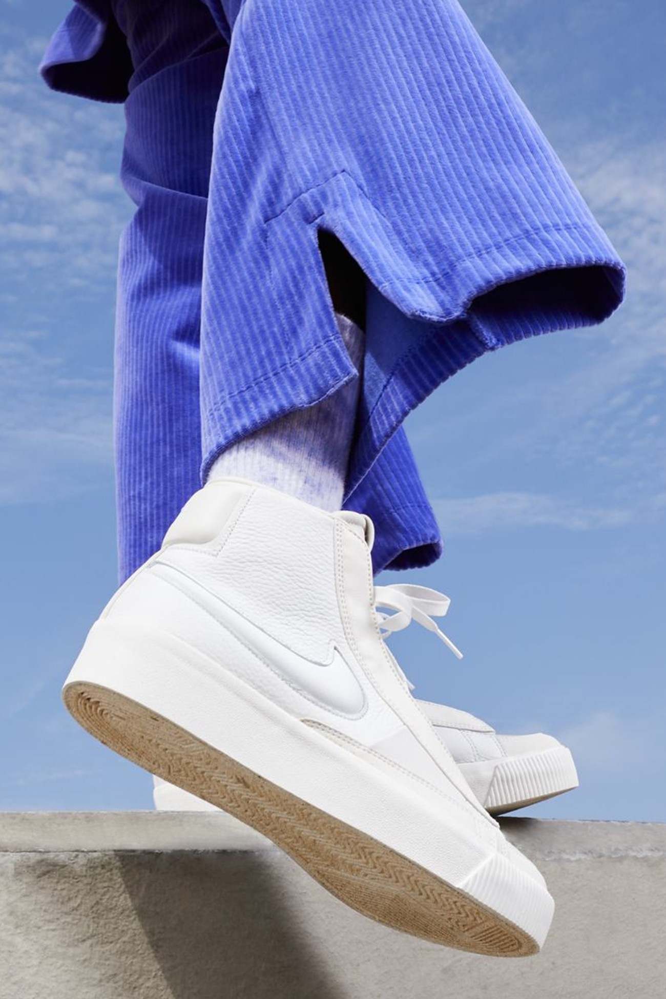 Кросівки жіночі Nike W NIKE BLAZER MID VICTORY молочні DR2948-100 изображение 4