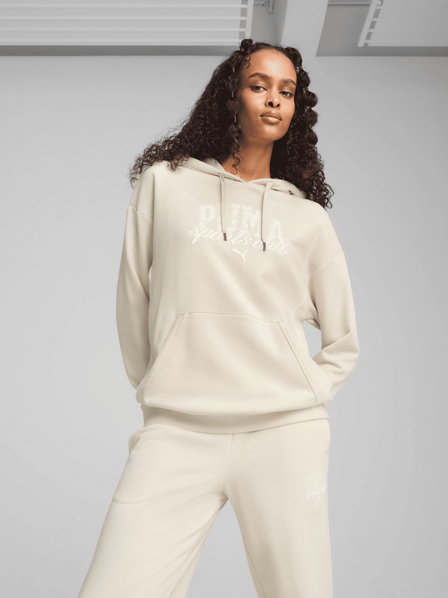 Толстовка женская Puma PUMA CLASS Relaxed Hoodie бежевая 68503487 изображение 2