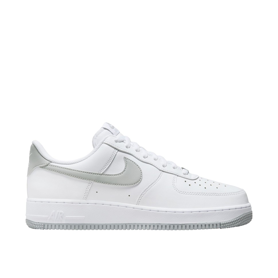 Кроссовки мужские Nike AIR FORCE 1 07 белые FJ4146-100 изображение 1