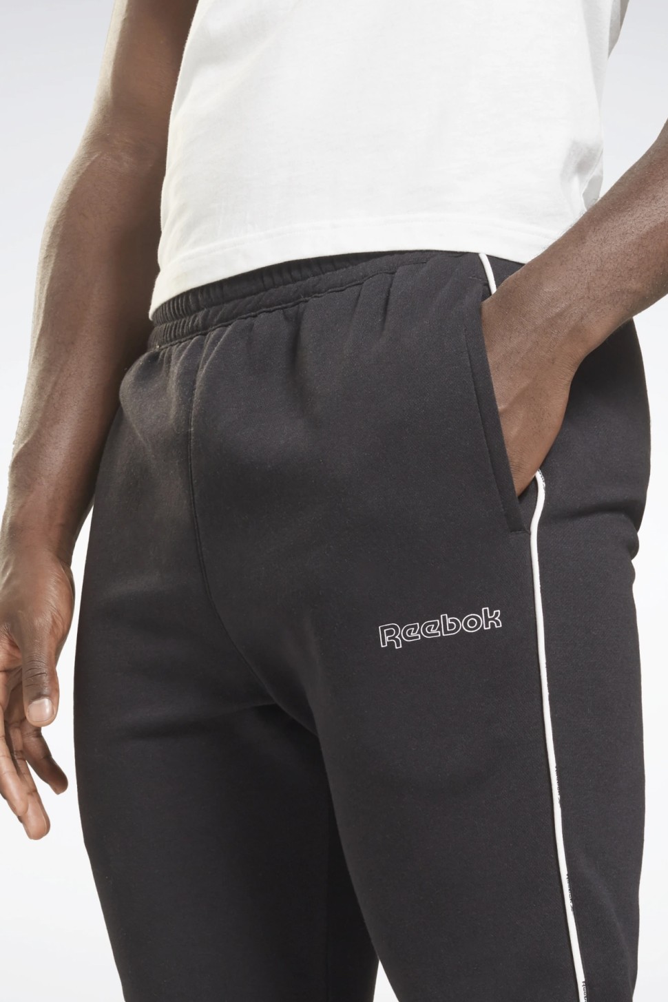 Брюки мужские Reebok Te Piping Jogger черные GS9310 — фото 4 — Sport City Брюки мужские Reebok Te Piping Jogger черные GS9310 — фото 4