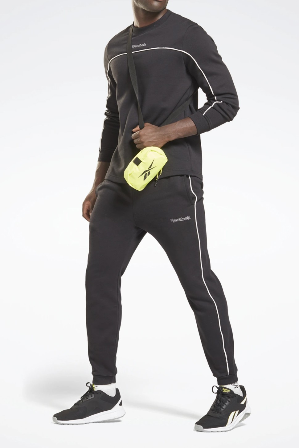 Толстовка мужская Reebok Te Piping Crew черная GS9320 — фото 2 — Sport City Толстовка мужская Reebok Te Piping Crew черная GS9320 — фото 2