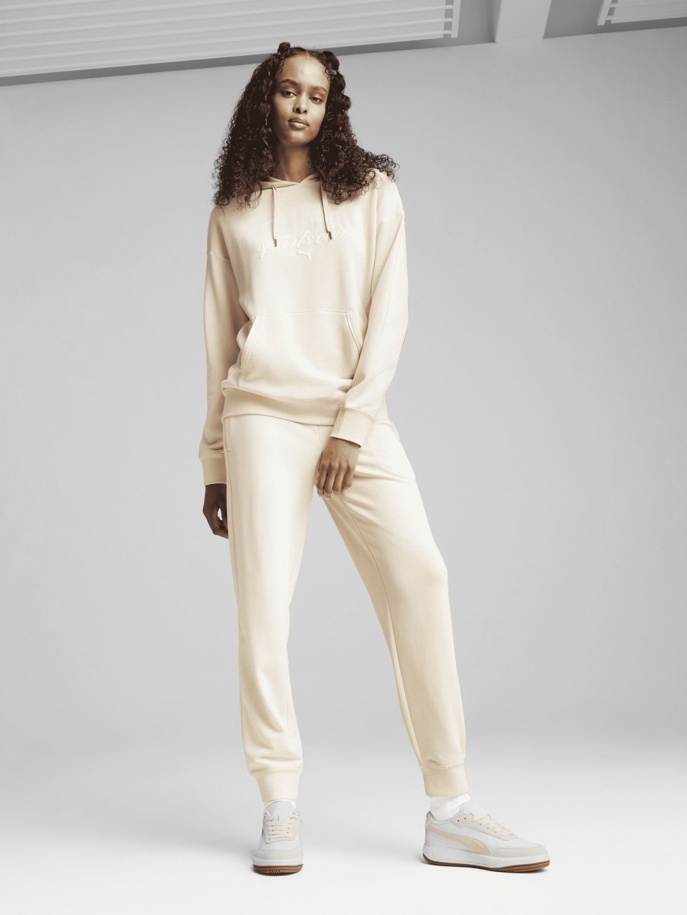 Штани жіночі Puma PUMA CLASS Sweatpants бежеві 68503787 — фото 6