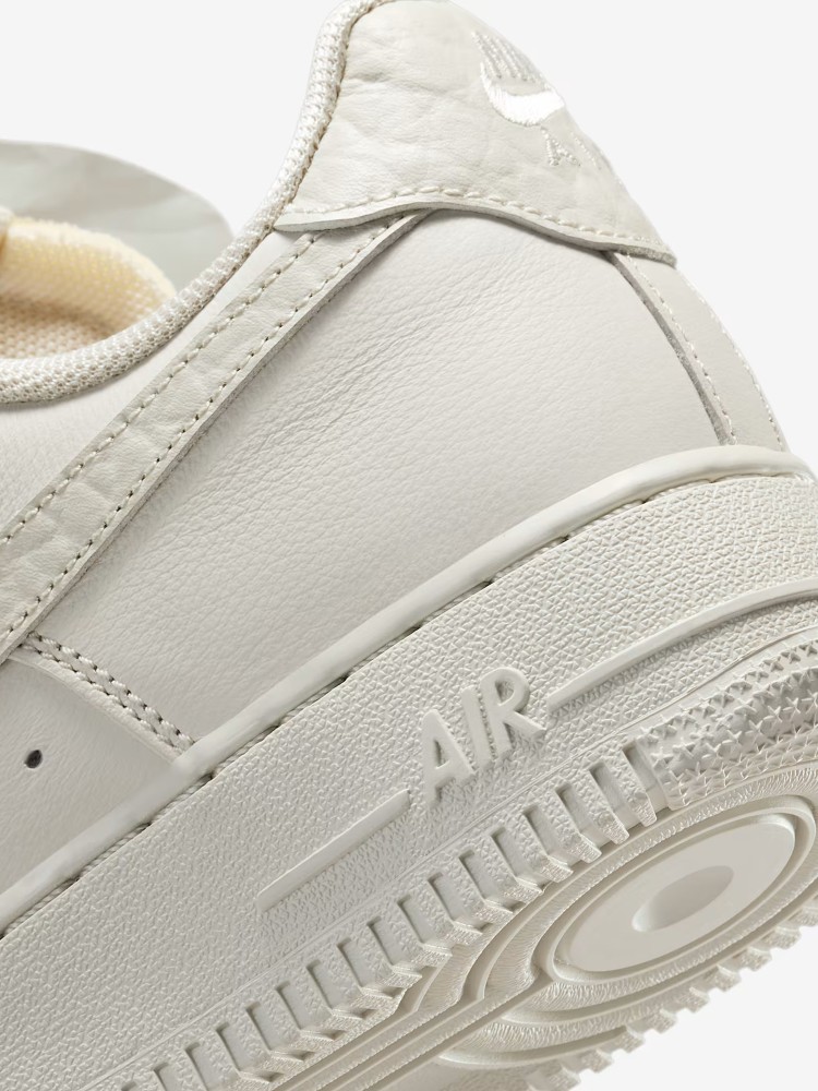 Кроссовки женские Nike WMNS NIKE AIR FORCE 1 LO PRM бежевые DN5463-001 изображение 7