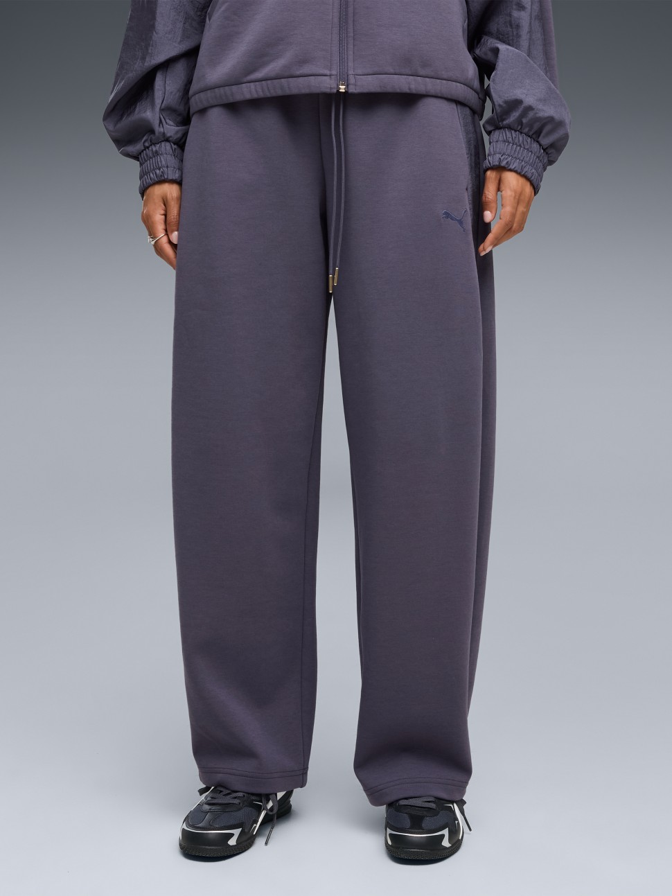 Штани жіночі Puma HER Relaxed DK Barrel Leg Pants фіолетові 69402435 — фото 2 — Sport City Штани жіночі Puma HER Relaxed DK Barrel Leg Pants фіолетові 69402435 — фото 2