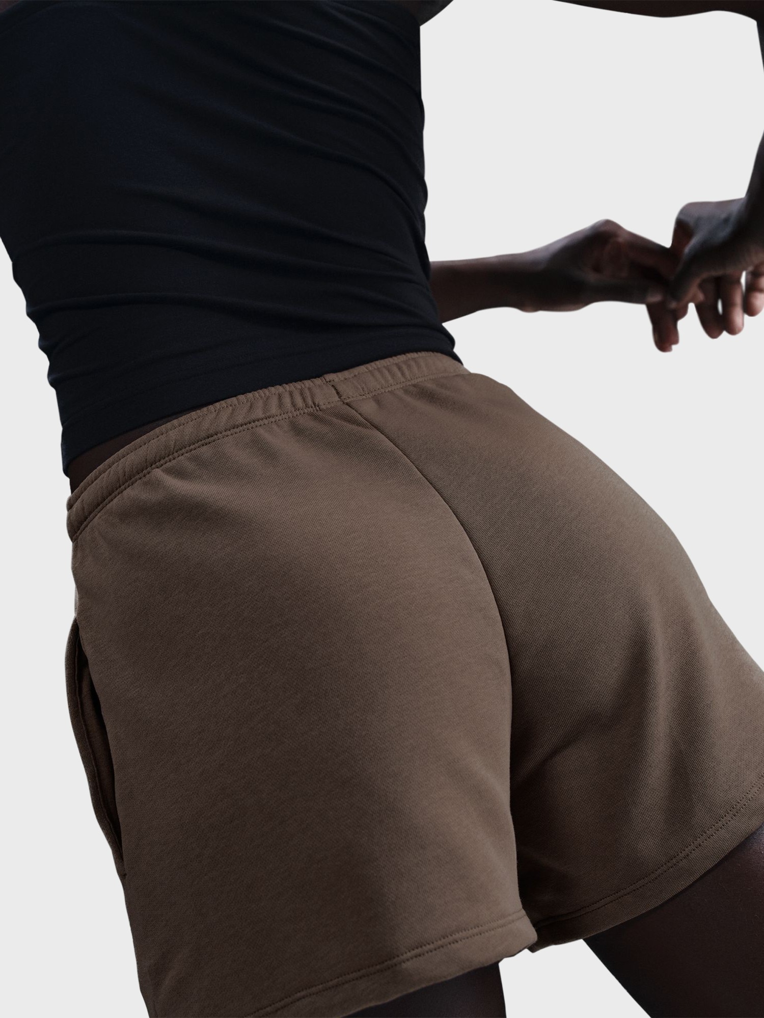 Шорты женские Nike W NSW NK CHLL FT MR 4IN SHORT коричневые HF6940-233 изображение 5