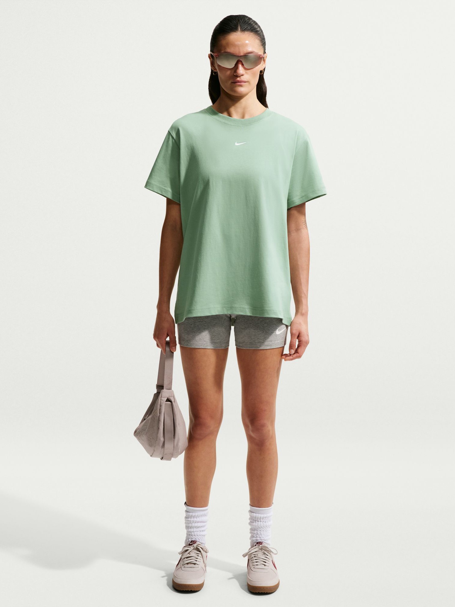 Футболка женская Nike W NSW CLASSIC SS TEE зеленая IH7601-006 изображение 2